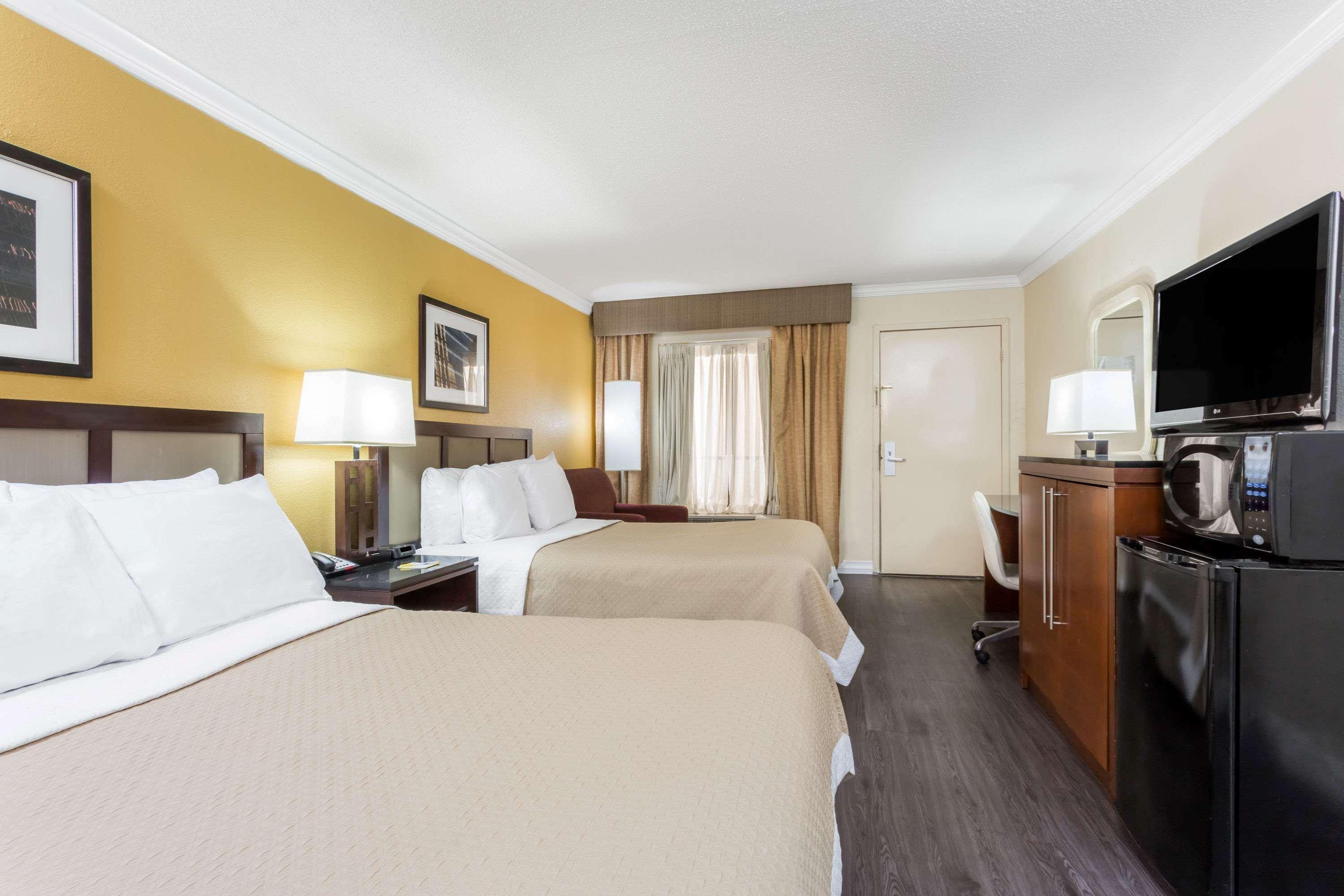 Days Inn By Wyndham Pensacola - Historic Downtown Extérieur photo