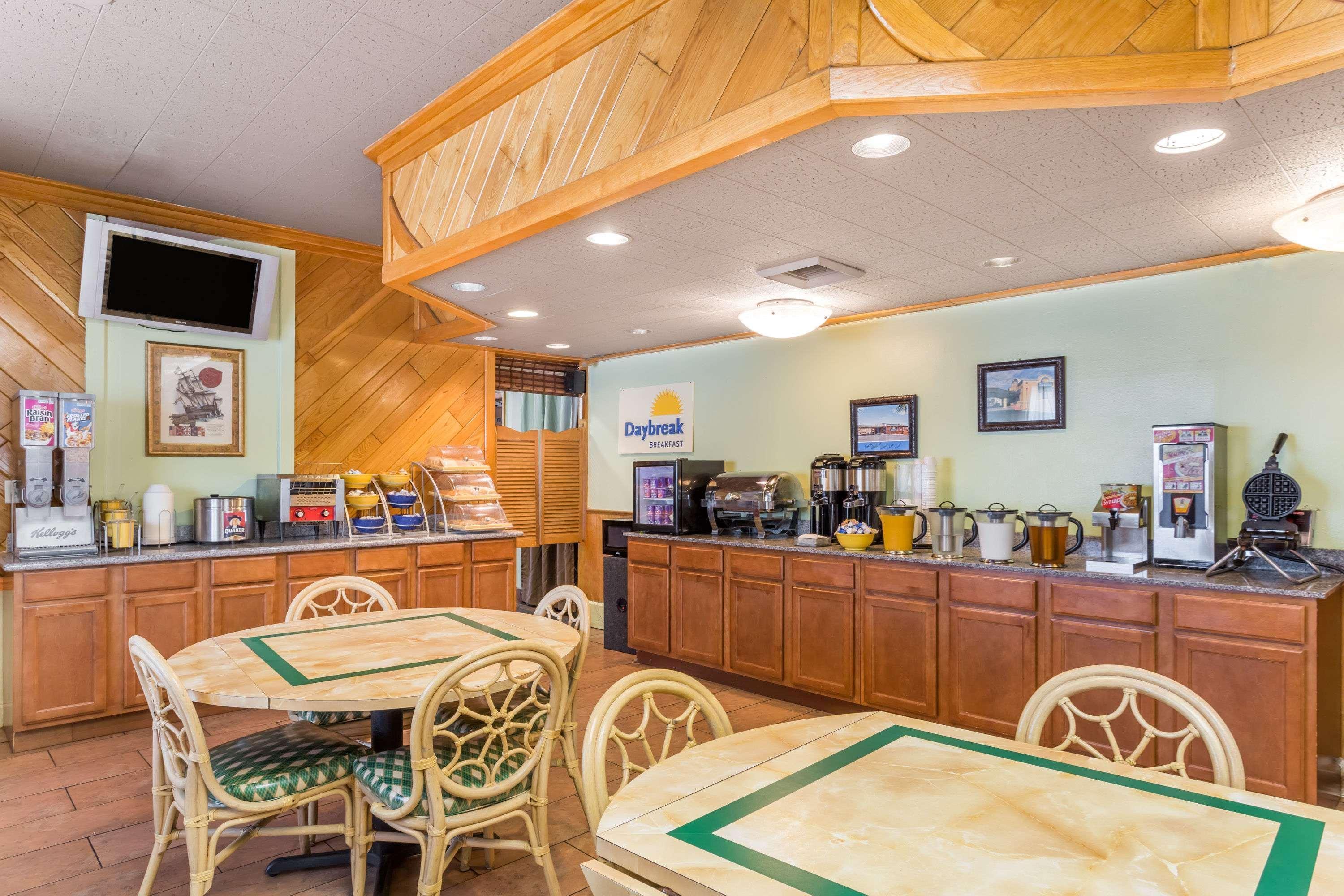 Days Inn By Wyndham Pensacola - Historic Downtown Extérieur photo
