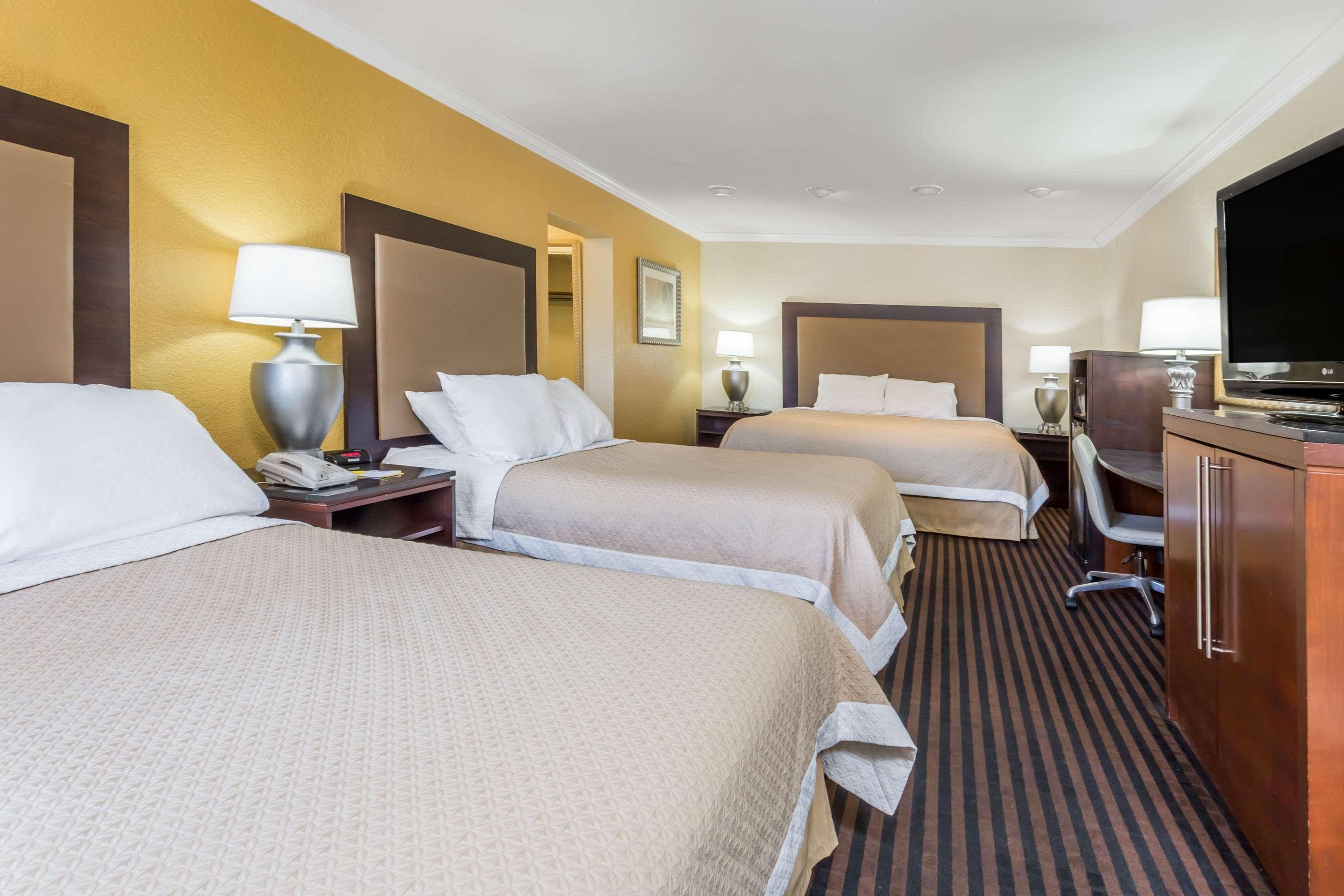 Days Inn By Wyndham Pensacola - Historic Downtown Extérieur photo
