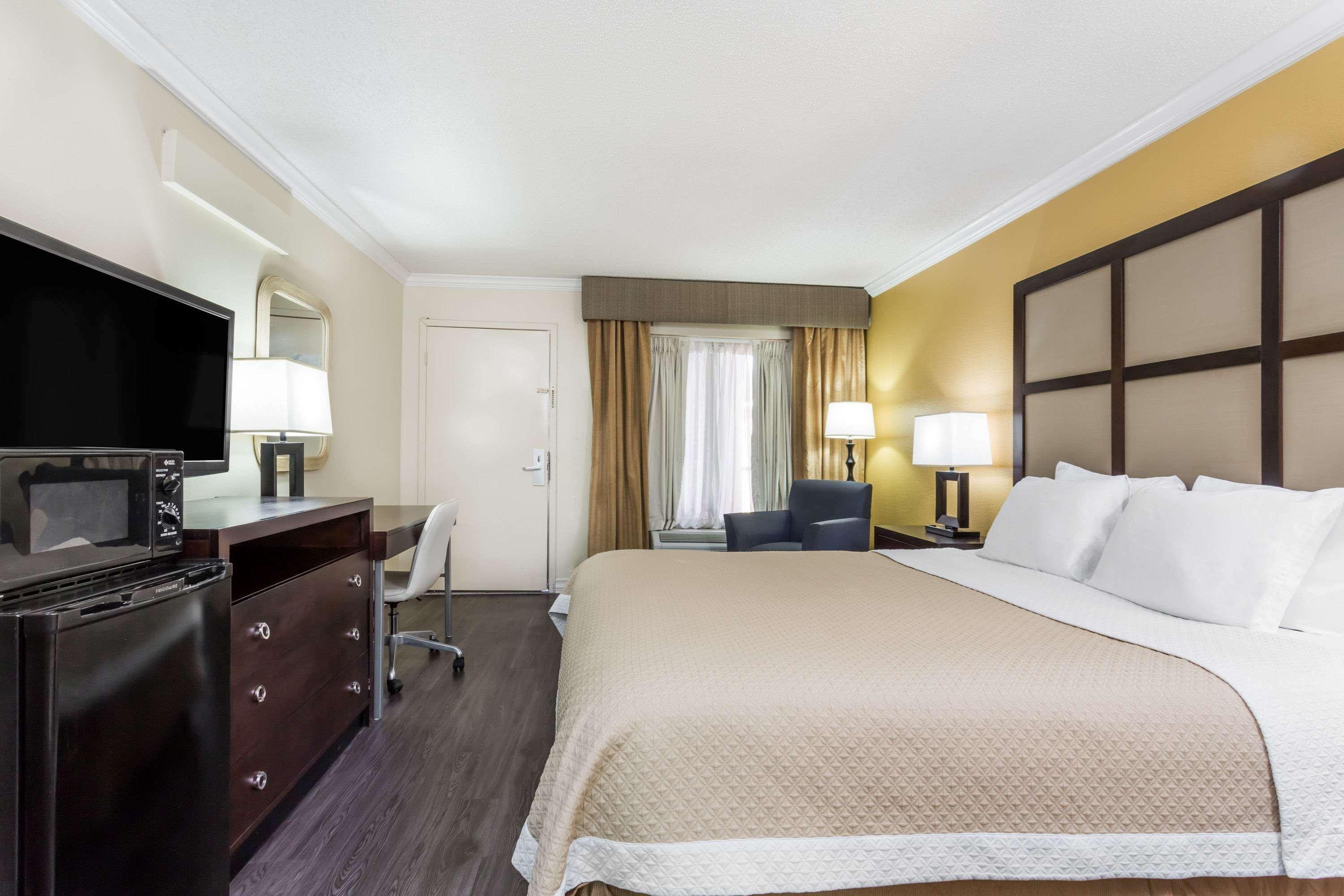 Days Inn By Wyndham Pensacola - Historic Downtown Extérieur photo