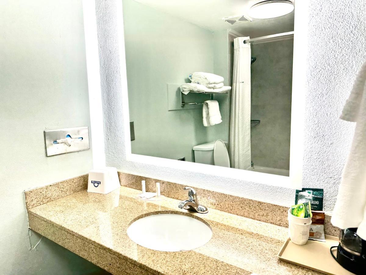 Days Inn By Wyndham Pensacola - Historic Downtown Extérieur photo