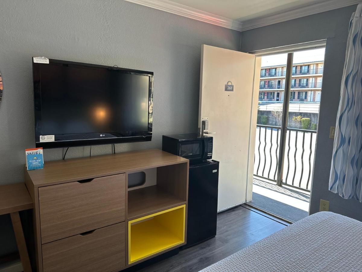 Days Inn By Wyndham Pensacola - Historic Downtown Extérieur photo