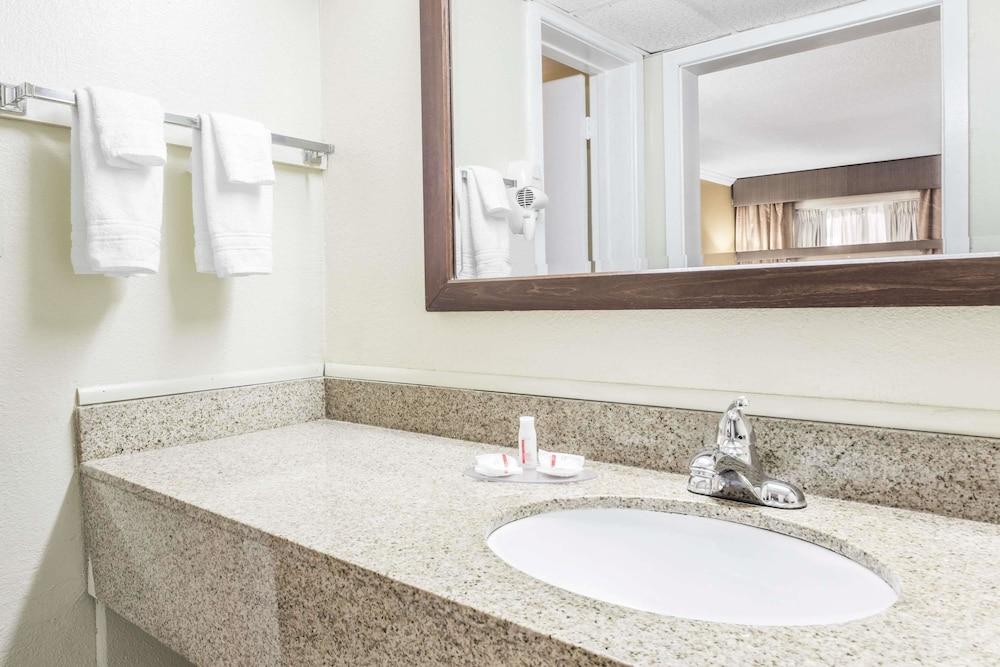 Days Inn By Wyndham Pensacola - Historic Downtown Extérieur photo