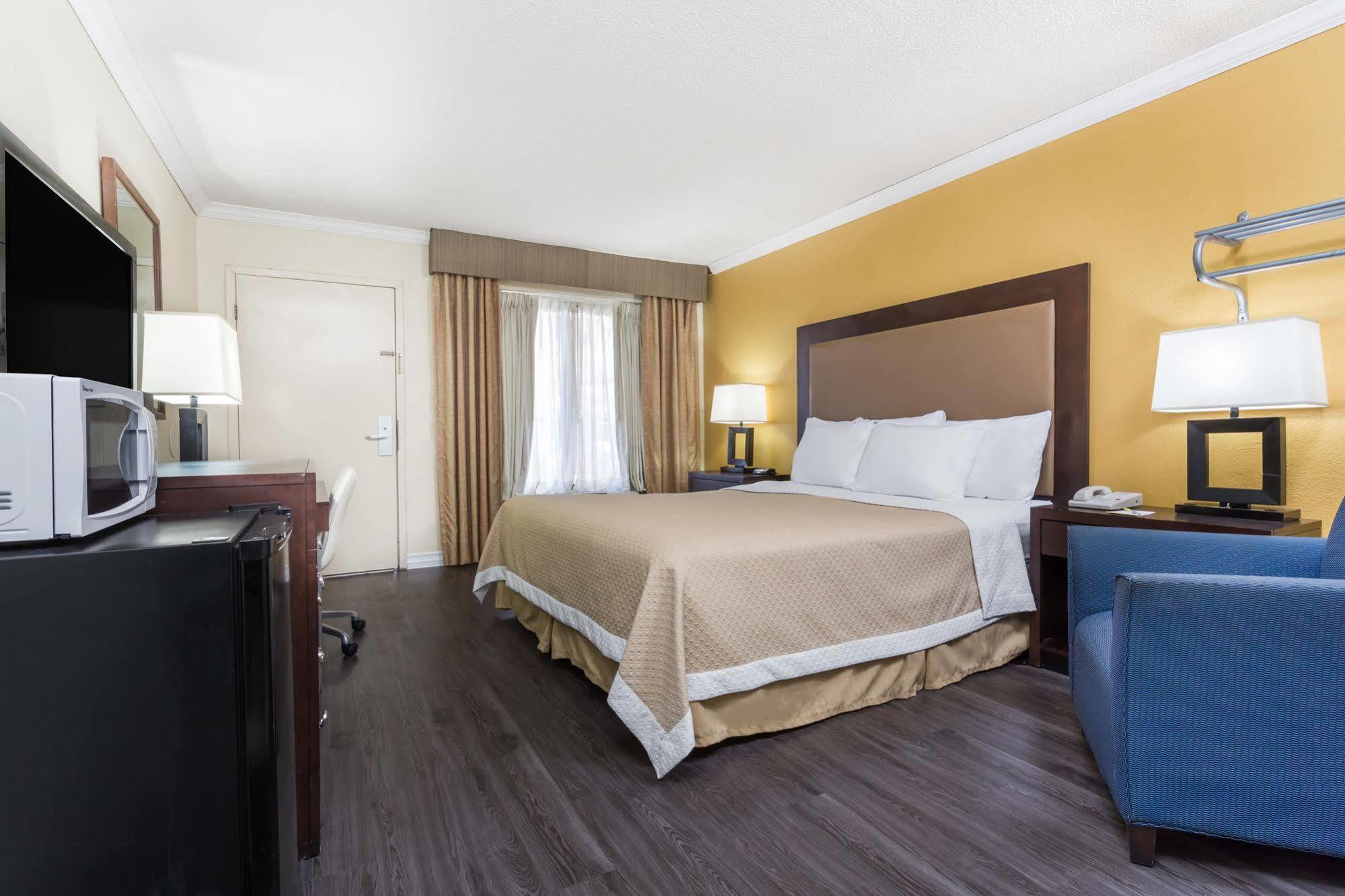 Days Inn By Wyndham Pensacola - Historic Downtown Extérieur photo