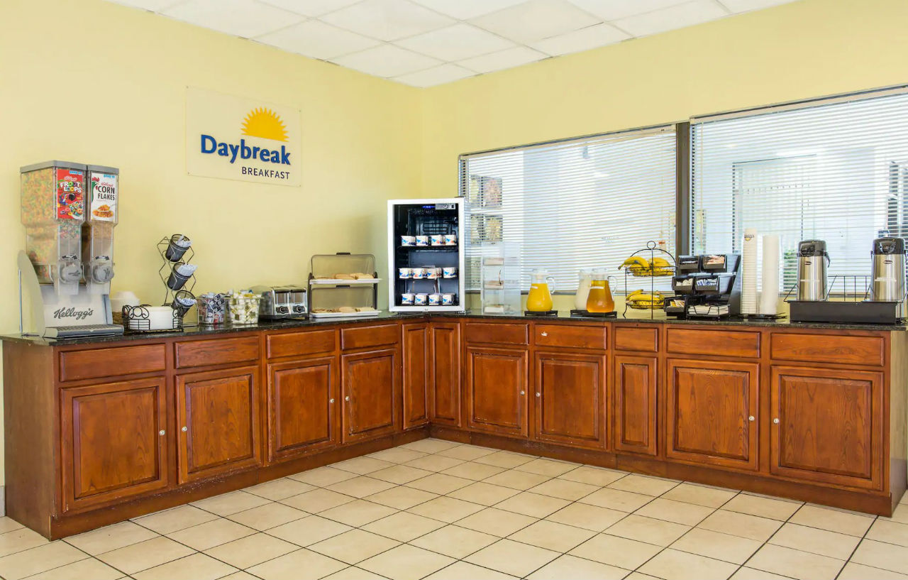Days Inn By Wyndham Pensacola - Historic Downtown Extérieur photo